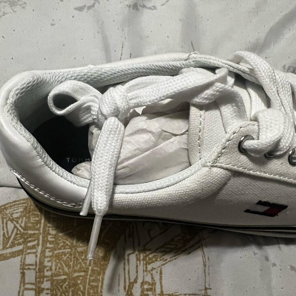 Tommy Hilfiger Fressian Lace-Up Sneakers - Picture 7 of 9